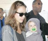 Jessica Alba arrive à l'aéroport LAX, de Los Angeles avec sa petite Honor le 7 juin 2009