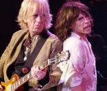 Brad Whitford et Steven Tyler, en 2003