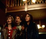 Courteney Cox et Neve Campbell dans Scream (1997) 