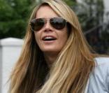 Elle Macpherson hier à la sortie de son domicile londonien, toujours aussi chic même en jean