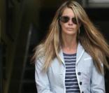 Elle Macpherson hier à la sortie de son domicile londonien, toujours aussi chic même en jean