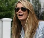 Elle Macpherson hier à la sortie de son domicile londonien, toujours aussi chic même en jean