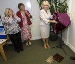 Camilla Parker Bowles en visite officielle dans un centre pour sans-abris, hier à Plymouth