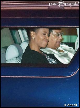 Michelle Obama et ses filles à la sortie du théâtre à Londres hier soir où elles ont assité au spectacle du Roi Lion