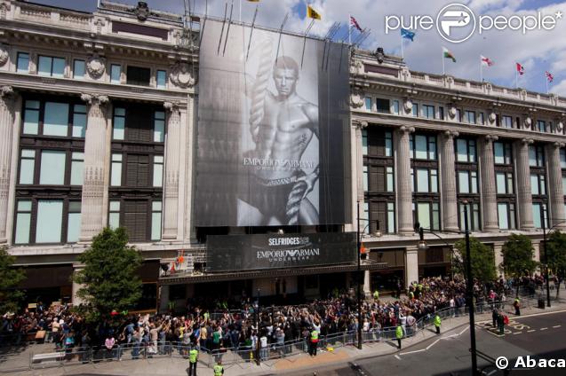 David Beckham lance sa ligne de sous-vêtements Armani, à la boutique Selfridges de Londres, le 11 juin 2009