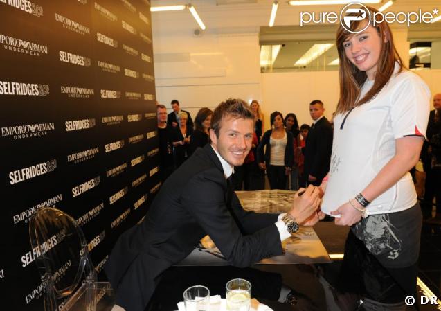 David Beckham à Londres en train de signer des autographes aux admirateurs de sa nouvelle campagne