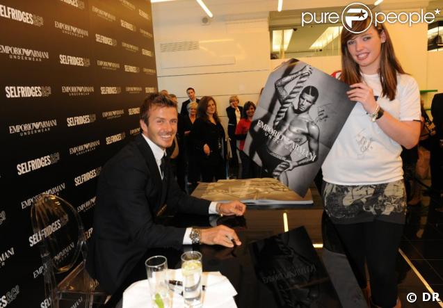 David Beckham à Londres en train de signer des autographes aux admirateurs de sa nouvelle campagne