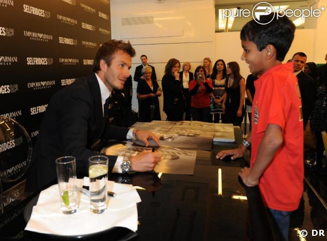 David Beckham à Londres en train de signer des autographes aux admirateurs de sa nouvelle campagne
