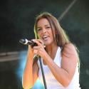 Nâdiya : la ravissante chanteuse a donné un concert enflammé devant un public conquis !