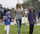 Reese Witherspoon a encouragé son fils Deacon lors de son match de baseball à Brentwood, Los Angeles