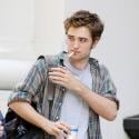 Robert Pattinson : malgré sa cigarette, son teint blafard et son look négligé... Rien n'y fait, il est sexy !