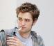 Robert Pattinson : malgré sa cigarette, son teint blafard et son look négligé... Rien n'y fait, il est sexy !