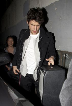 John Mayer quitte l'Hotel Café à Hollywood en Californie le 14 juin 2009