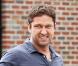 Gerard Butler : l'acteur écossais ne frappe plus les photographes... il leur fait des grimaces !
