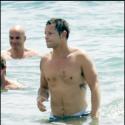 Justin Chambers, le séduisant Karev, de Grey's Anatomy, profite de sa femme sous un radieux soleil !