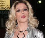 Alexis Arquette s'effeuile sur Hollywood Boulevard, à Los Angeles, le 19 juin 2009 !