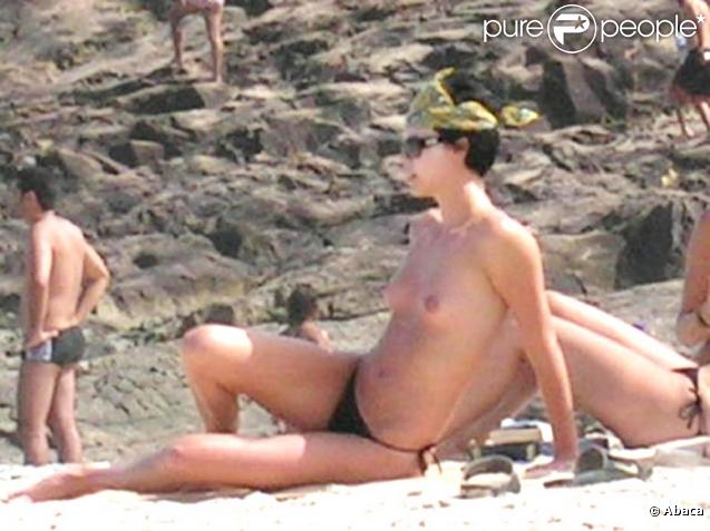 Charlize Theron... magnifique en vacances sur la plage ! 