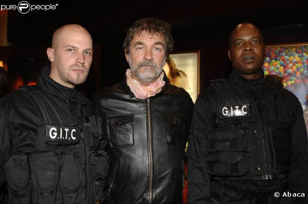 Olivier Marchal bien entouré lors de la première de Dogfight à Paris le 22 juin 2009