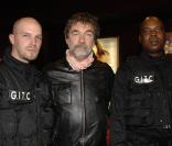 Olivier Marchal bien entouré lors de la première de Dogfight à Paris le 22 juin 2009