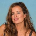 La charmante Jade Jagger aime... la plage, la bière et dévoiler ses jolies gambettes !