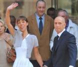 Mathilde Agostinelli et Antoine Meyer lors de leur mariage le 23 juin 2009 à Paris dans la mairie du XVIe arrondissement.