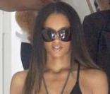 La chanteuse Ciara et des amis se promènent à Los Angeles le 23 juin 2009