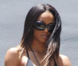La chanteuse Ciara et des amis se promènent à Los Angeles le 23 juin 2009