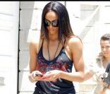 La chanteuse Ciara et des amis se promènent à Los Angeles le 23 juin 2009