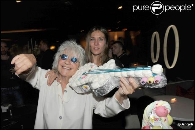 Catherine Lara et Mathilde Seigner fêtent le succès du spectacle Au delà des murs au Queenie