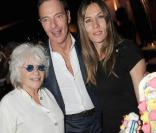 Catherine Lara et Mathilde Seigner fêtent le succès du spectacle Au delà des murs au Queenie avec Tony Gomez 