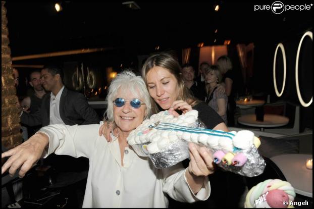 Catherine Lara et Mathilde Seigner fêtent le succès du spectacle Au delà des murs au Queenie