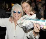 Catherine Lara et Mathilde Seigner fêtent le succès du spectacle Au delà des murs au Queenie