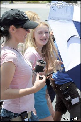 La jolie Dakota Fanning sur le tournage de The Runaways, à Los Angeles, le 24 juin 2009 !
