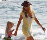 Denise Richards poursuit ses vacances à Hawaï, avec ses filles.