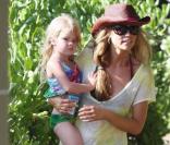 Denise Richards poursuit ses vacances à Hawaï, avec ses filles.