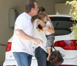 Gisele Bündchen s'occupe avec amour de John, le fils de son mari Tom Brady. 26/06/09