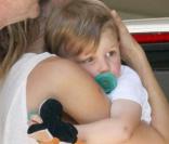 Gisele Bündchen s'occupe avec amour de John, le fils de son mari Tom Brady. 26/06/09