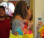 Gisele Bündchen à Los Feliz en Californie fait du shopping chez La La Lings, la boutique pour enfants le 27 juin 2009