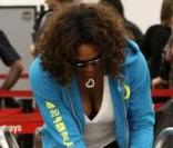 Venus et Serena Williams sont à l'aéroport de Miami et s'apprêtent à décoller en direction de Wimbledon le 16 juin 2009