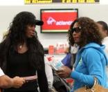 Venus et Serena Williams sont à l'aéroport de Miami et s'apprêtent à décoller en direction de Wimbledon le 16 juin 2009