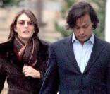 Liz Hurlez et son époux Arun Nayar près de leur domicile londonien. Liz n'a jamais à s'encombrer des bagages lorsqu'ils voyagent, Arun est un gentleman... 