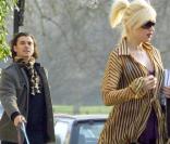 Gwen Stefani et Gavin Rossdale sont bien organisés ! Gwen s'occupe de son sac à main tandis que monsieur promène les chiens ! 