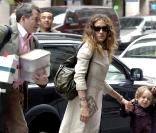 Sarah-Jessica Parker et son époux Matthew Broderick à New York. Les paquets... c'est monsieur qui s'en charge !  