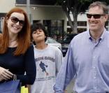 Marcia Cross et son époux Tom Mahoney toujours dévoué pour porter les paquets de sa femme lors des séances shopping ! 