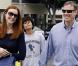 Marcia Cross et son époux Tom Mahoney toujours dévoué pour porter les paquets de sa femme lors des séances shopping ! 