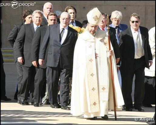 Les bouleversantes obsèques de Farrah Fawcett, qui se sont déroulées en la cathédrale Notre-Dame-des-Anges, à Los Angeles, le 29 juin 2009.