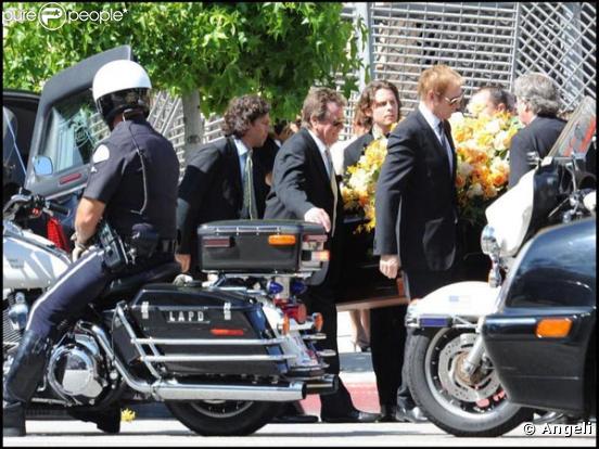 Les bouleversantes obsèques de Farrah Fawcett, qui se sont déroulées en la cathédrale Notre-Dame-des-Anges, à Los Angeles, le 29 juin 2009.