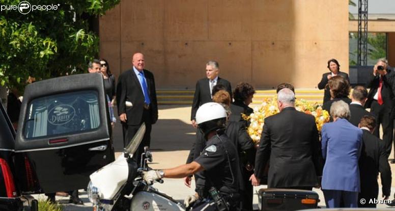 Les bouleversantes obsèques de Farrah Fawcett, qui se sont déroulées en la cathédrale Notre-Dame-des-Anges, à Los Angeles, le 29 juin 2009.