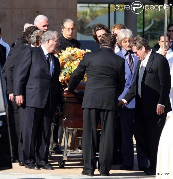 Les bouleversantes obsèques de Farrah Fawcett, qui se sont déroulées en la cathédrale Notre-Dame-des-Anges, à Los Angeles, le 29 juin 2009.