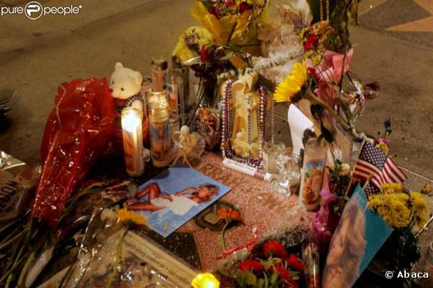 L'étoile de Farrah Fawcett à Hollywood Walk of Fame est fleurie et honorée par ses fans